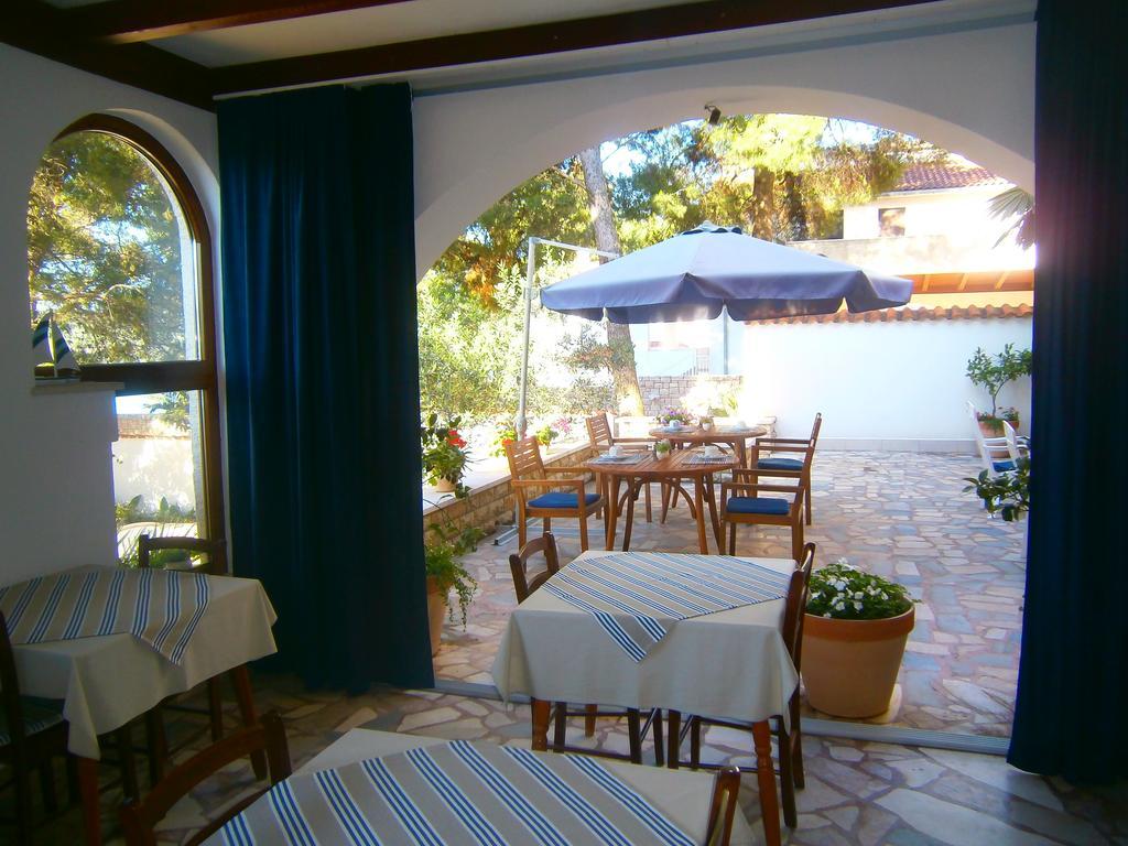 Bed & Breakfast Pansion Rade Hotel Pirovac Buitenkant foto